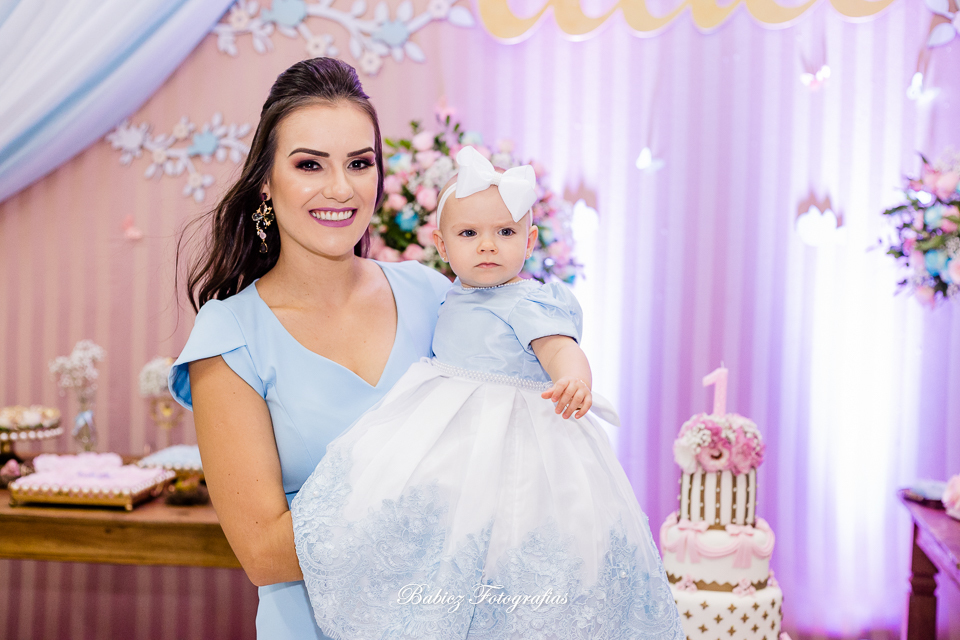 Festa de aniversario infantil de menina linda. A Alice comemorou seu primeiro aninho brincando e se divertindo muito. A decoração delicada estava perfeita. As fotos foram feiras pela fotografa especializada em festa infantil Rose Babicz de Maringa.