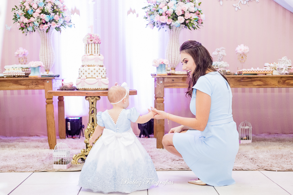 Festa de aniversario infantil de menina linda. A Alice comemorou seu primeiro aninho brincando e se divertindo muito. A decoração delicada estava perfeita. As fotos foram feiras pela fotografa especializada em festa infantil Rose Babicz de Maringa.