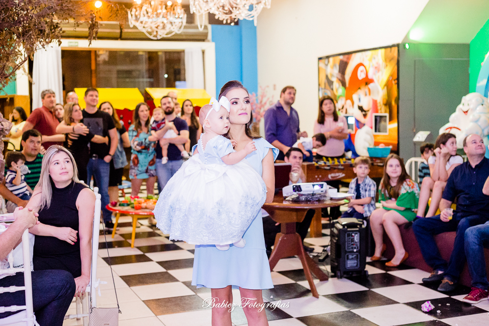 Festa de aniversario infantil de menina linda. A Alice comemorou seu primeiro aninho brincando e se divertindo muito. A decoração delicada estava perfeita. As fotos foram feiras pela fotografa especializada em festa infantil Rose Babicz de Maringa.