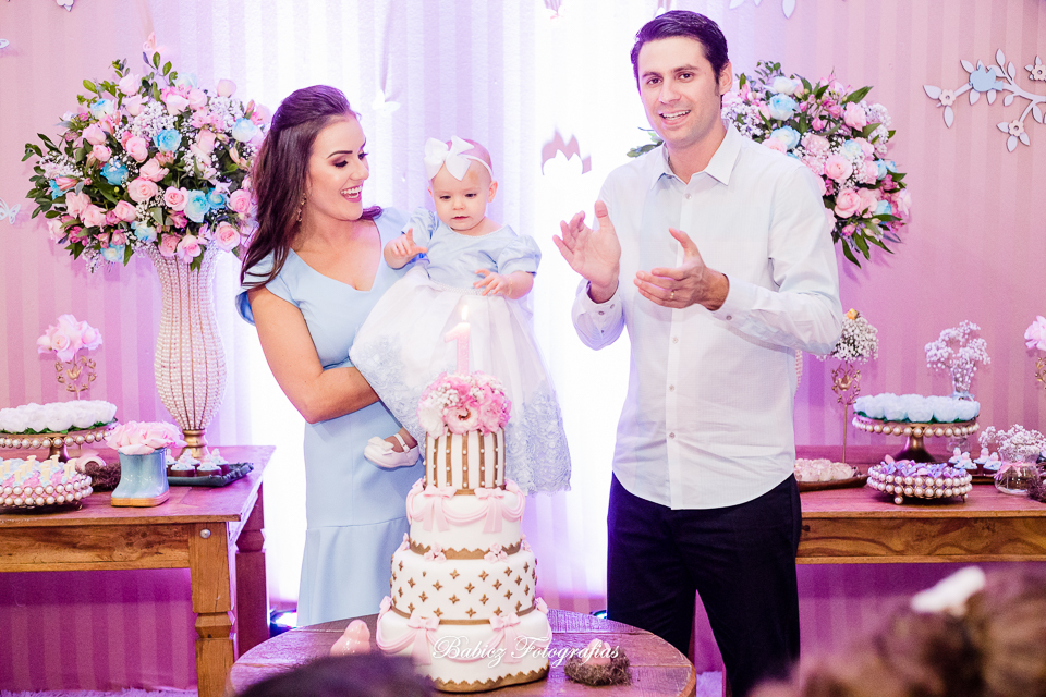 Festa de aniversario infantil de menina linda. A Alice comemorou seu primeiro aninho brincando e se divertindo muito. A decoração delicada estava perfeita. As fotos foram feiras pela fotografa especializada em festa infantil Rose Babicz de Maringa.