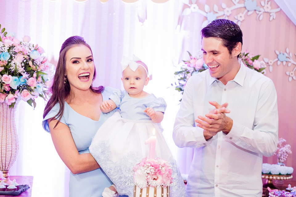 Festa de aniversario infantil de menina linda. A Alice comemorou seu primeiro aninho brincando e se divertindo muito. A decoração delicada estava perfeita. As fotos foram feiras pela fotografa especializada em festa infantil Rose Babicz de Maringa.