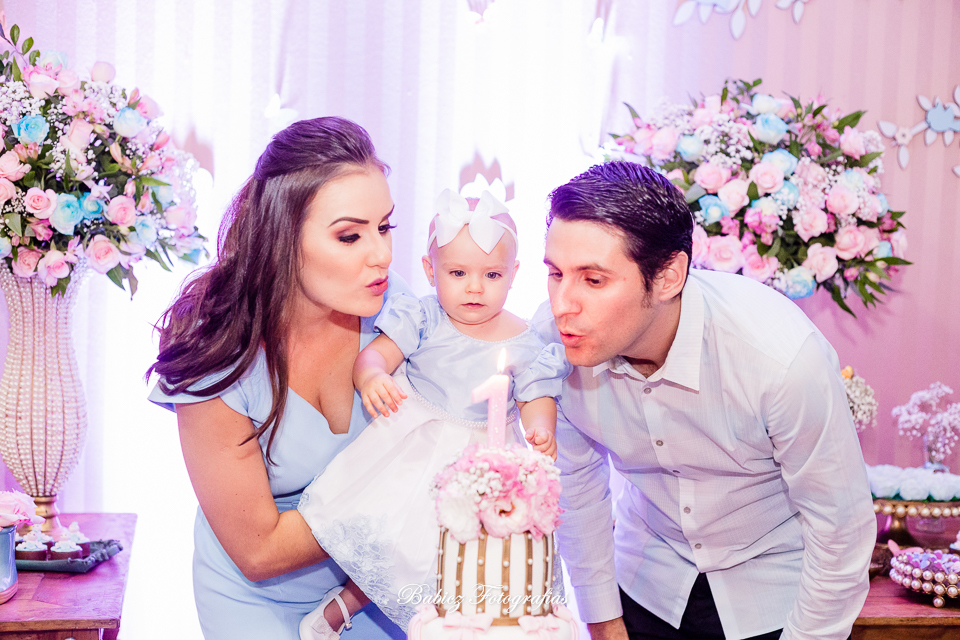 Festa de aniversario infantil de menina linda. A Alice comemorou seu primeiro aninho brincando e se divertindo muito. A decoração delicada estava perfeita. As fotos foram feiras pela fotografa especializada em festa infantil Rose Babicz de Maringa.