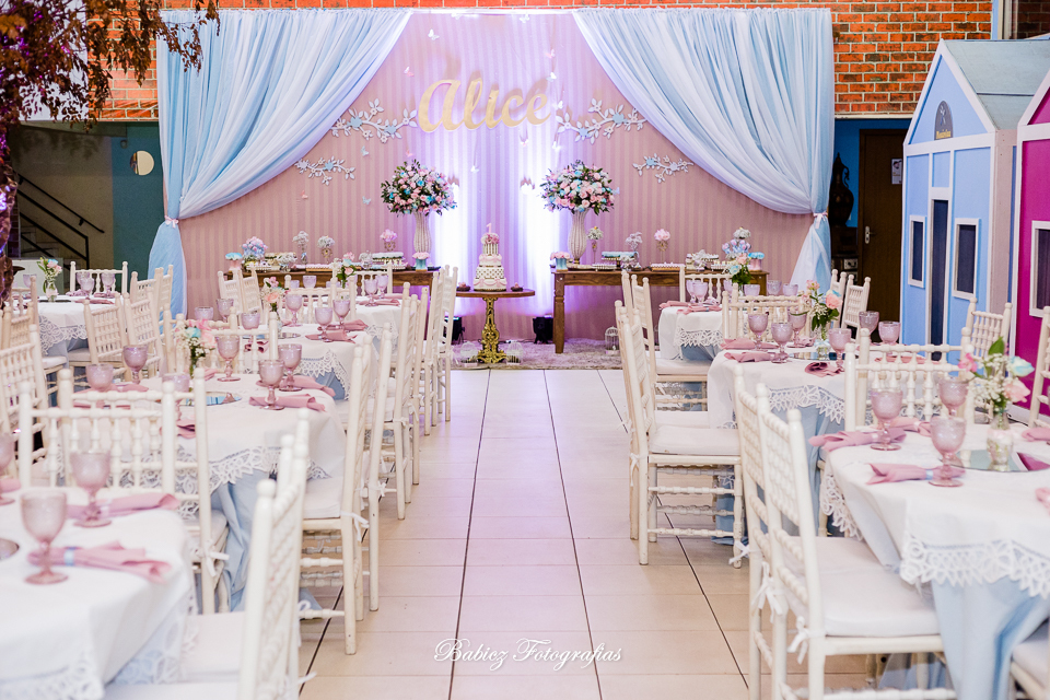Festa de aniversario infantil de menina linda. A Alice comemorou seu primeiro aninho brincando e se divertindo muito. A decoração delicada estava perfeita. As fotos foram feiras pela fotografa especializada em festa infantil Rose Babicz de Maringa.