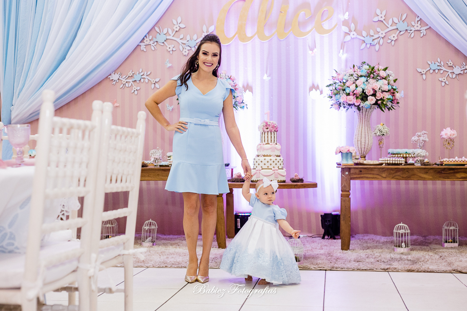Festa de aniversario infantil de menina linda. A Alice comemorou seu primeiro aninho brincando e se divertindo muito. A decoração delicada estava perfeita. As fotos foram feiras pela fotografa especializada em festa infantil Rose Babicz de Maringa.