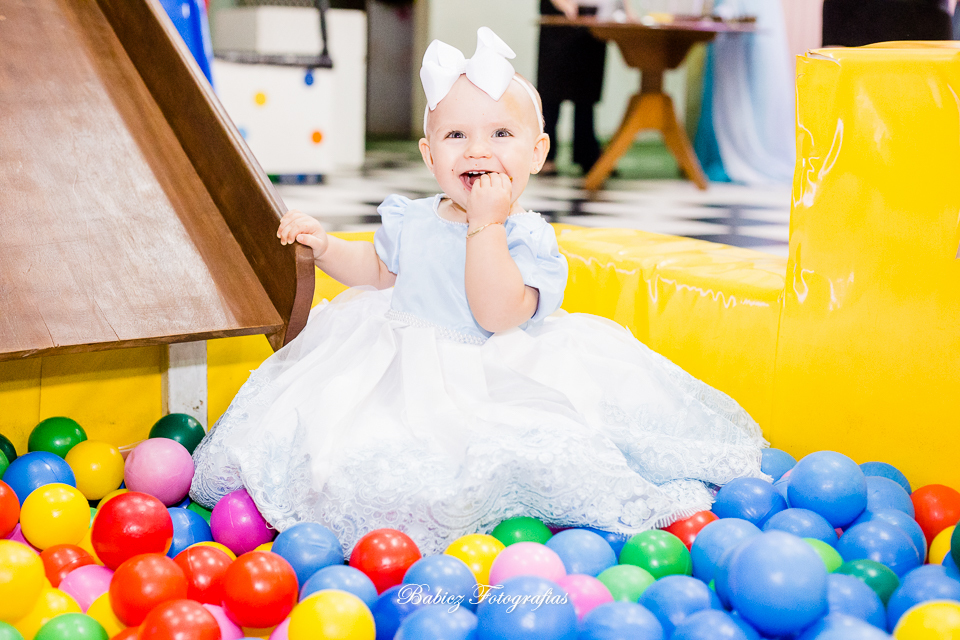 Festa de aniversario infantil de menina linda. A Alice comemorou seu primeiro aninho brincando e se divertindo muito. A decoração delicada estava perfeita. As fotos foram feiras pela fotografa especializada em festa infantil Rose Babicz de Maringa.
