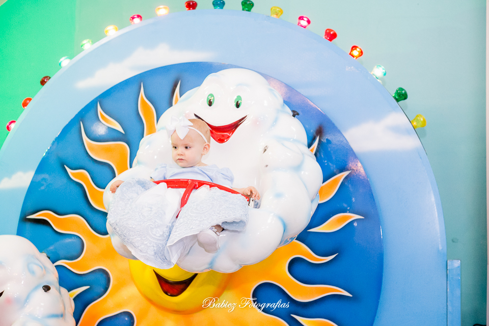 Festa de aniversario infantil de menina linda. A Alice comemorou seu primeiro aninho brincando e se divertindo muito. A decoração delicada estava perfeita. As fotos foram feiras pela fotografa especializada em festa infantil Rose Babicz de Maringa.