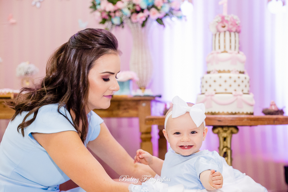 Festa de aniversario infantil de menina linda. A Alice comemorou seu primeiro aninho brincando e se divertindo muito. A decoração delicada estava perfeita. As fotos foram feiras pela fotografa especializada em festa infantil Rose Babicz de Maringa.