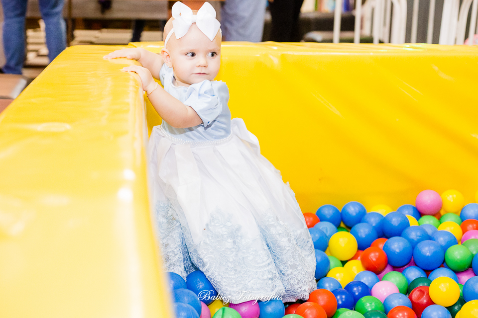Festa de aniversario infantil de menina linda. A Alice comemorou seu primeiro aninho brincando e se divertindo muito. A decoração delicada estava perfeita. As fotos foram feiras pela fotografa especializada em festa infantil Rose Babicz de Maringa.