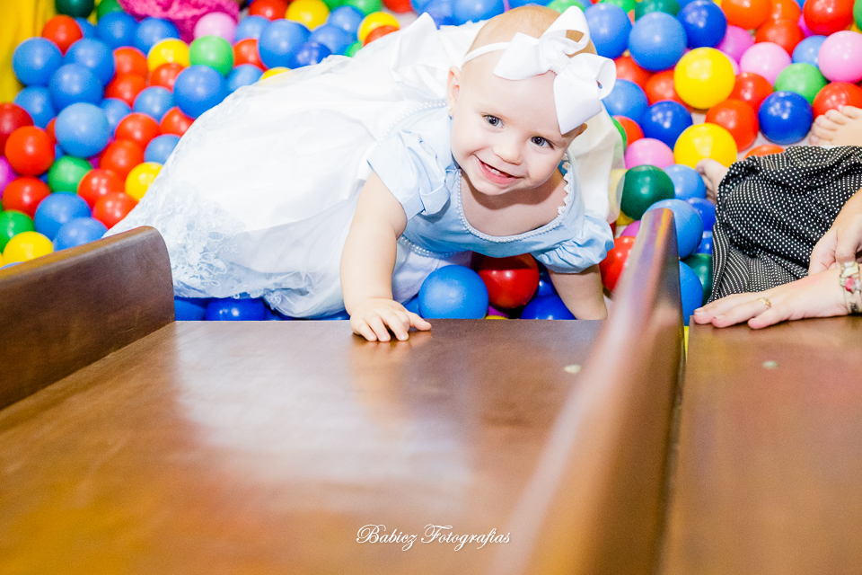 Festa de aniversario infantil de menina linda. A Alice comemorou seu primeiro aninho brincando e se divertindo muito. A decoração delicada estava perfeita. As fotos foram feiras pela fotografa especializada em festa infantil Rose Babicz de Maringa.