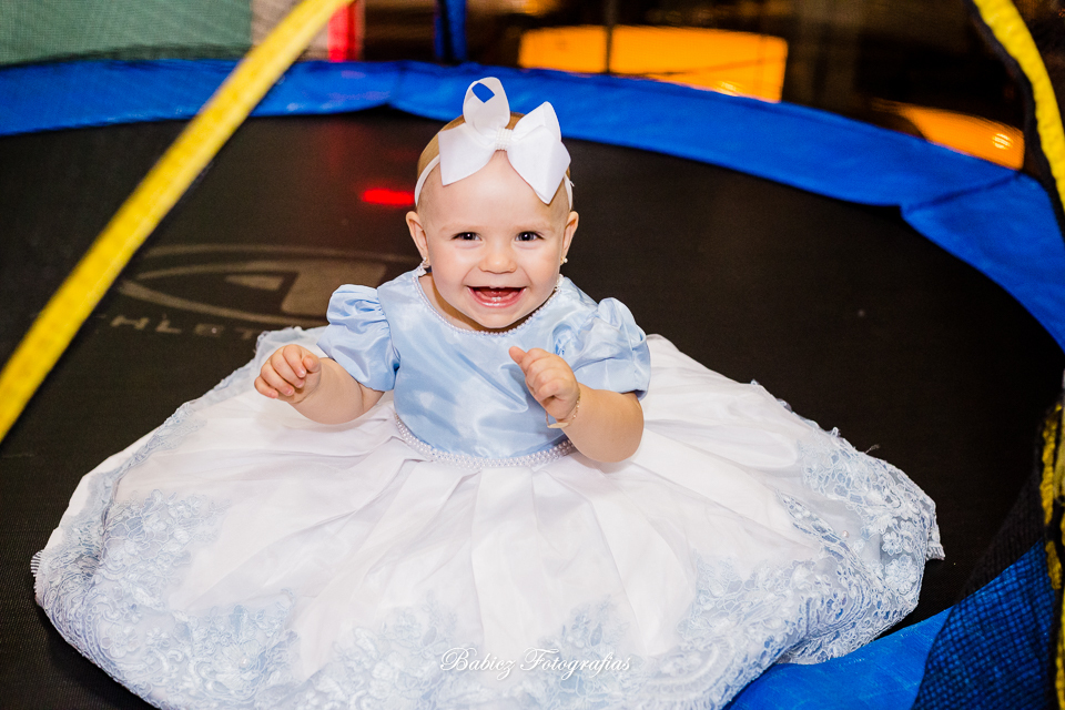 Festa de aniversario infantil de menina linda. A Alice comemorou seu primeiro aninho brincando e se divertindo muito. A decoração delicada estava perfeita. As fotos foram feiras pela fotografa especializada em festa infantil Rose Babicz de Maringa.