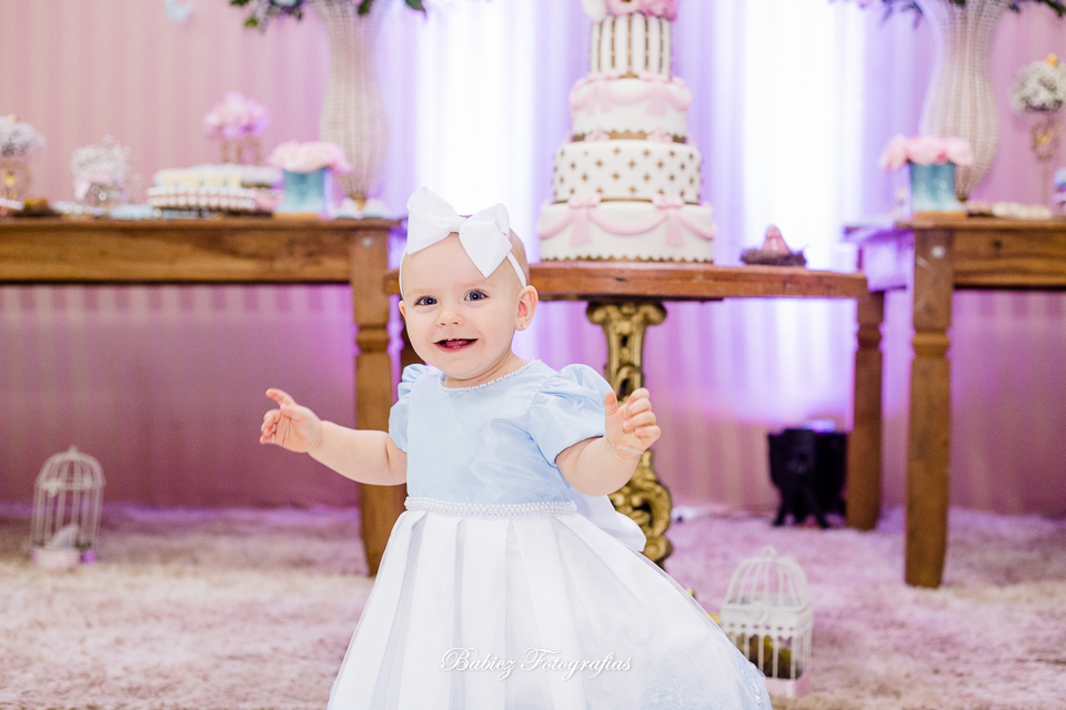 Festa de aniversario infantil de menina linda. A Alice comemorou seu primeiro aninho brincando e se divertindo muito. A decoração delicada estava perfeita. As fotos foram feiras pela fotografa especializada em festa infantil Rose Babicz de Maringa.