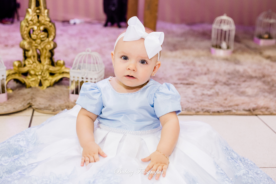 Festa de aniversario infantil de menina linda. A Alice comemorou seu primeiro aninho brincando e se divertindo muito. A decoração delicada estava perfeita. As fotos foram feiras pela fotografa especializada em festa infantil Rose Babicz de Maringa.
