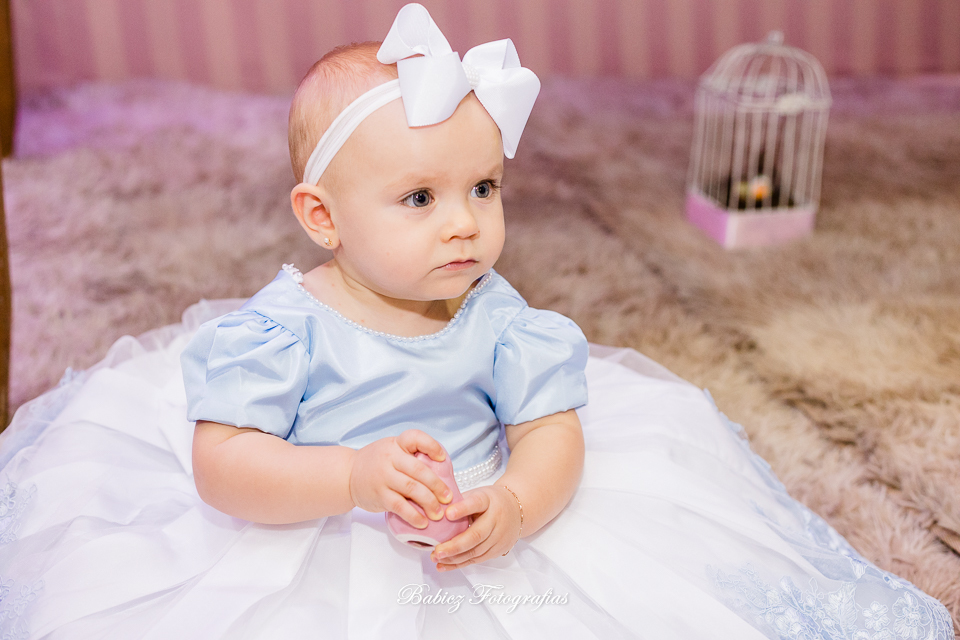 Festa de aniversario infantil de menina linda. A Alice comemorou seu primeiro aninho brincando e se divertindo muito. A decoração delicada estava perfeita. As fotos foram feiras pela fotografa especializada em festa infantil Rose Babicz de Maringa.