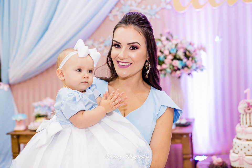Festa de aniversario infantil de menina linda. A Alice comemorou seu primeiro aninho brincando e se divertindo muito. A decoração delicada estava perfeita. As fotos foram feiras pela fotografa especializada em festa infantil Rose Babicz de Maringa.