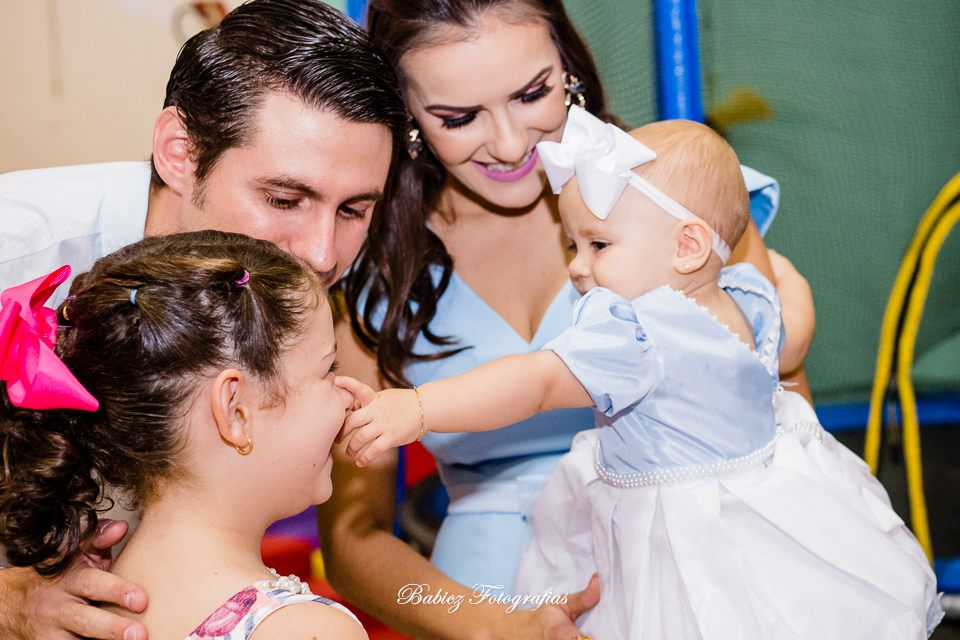Festa de aniversario infantil de menina linda. A Alice comemorou seu primeiro aninho brincando e se divertindo muito. A decoração delicada estava perfeita. As fotos foram feiras pela fotografa especializada em festa infantil Rose Babicz de Maringa.