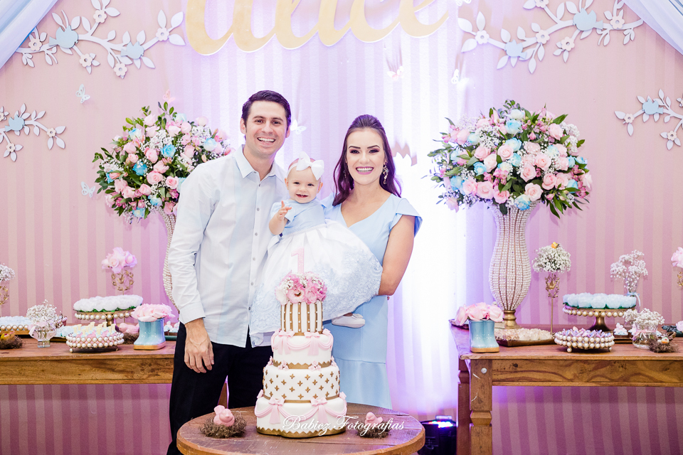 Festa de aniversario infantil de menina linda. A Alice comemorou seu primeiro aninho brincando e se divertindo muito. A decoração delicada estava perfeita. As fotos foram feiras pela fotografa especializada em festa infantil Rose Babicz de Maringa.