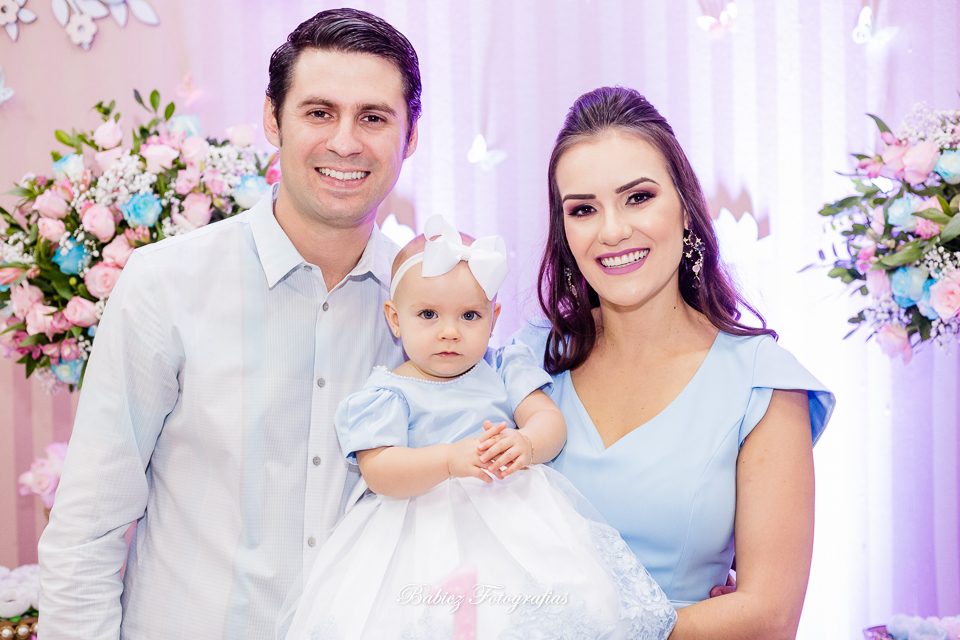 Festa de aniversario infantil de menina linda. A Alice comemorou seu primeiro aninho brincando e se divertindo muito. A decoração delicada estava perfeita. As fotos foram feiras pela fotografa especializada em festa infantil Rose Babicz de Maringa.