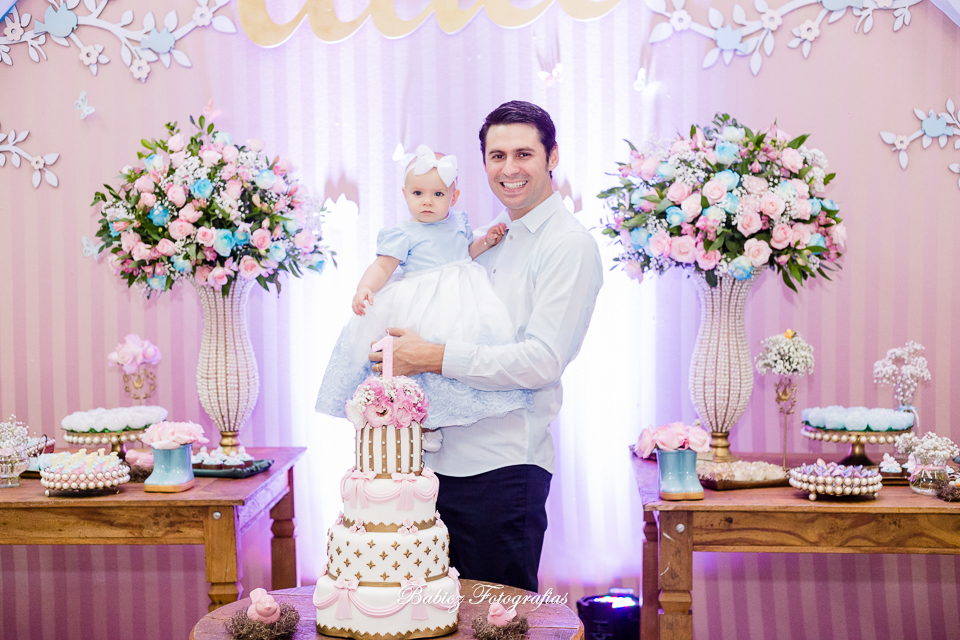 Festa de aniversario infantil de menina linda. A Alice comemorou seu primeiro aninho brincando e se divertindo muito. A decoração delicada estava perfeita. As fotos foram feiras pela fotografa especializada em festa infantil Rose Babicz de Maringa.