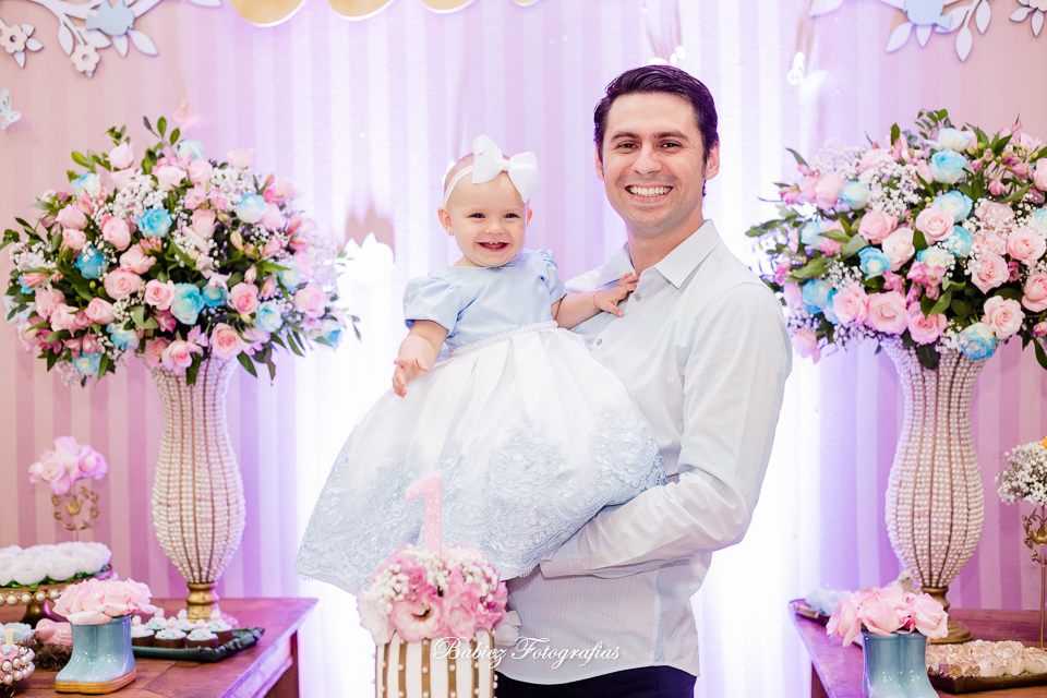 Festa de aniversario infantil de menina linda. A Alice comemorou seu primeiro aninho brincando e se divertindo muito. A decoração delicada estava perfeita. As fotos foram feiras pela fotografa especializada em festa infantil Rose Babicz de Maringa.