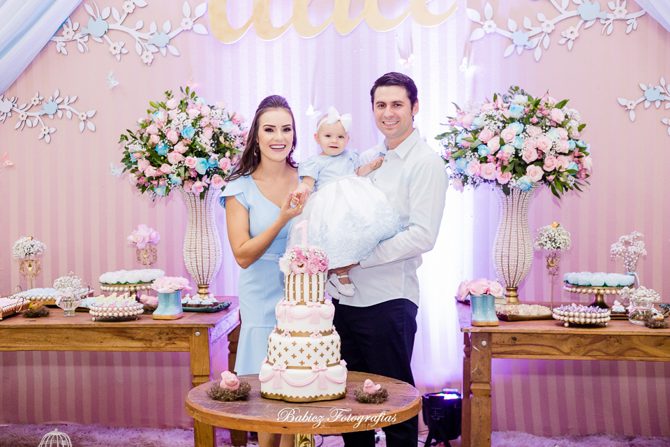 Festa de aniversario infantil de menina linda. A Alice comemorou seu primeiro aninho brincando e se divertindo muito. A decoração delicada estava perfeita. As fotos foram feiras pela fotografa especializada em festa infantil Rose Babicz de Maringa.