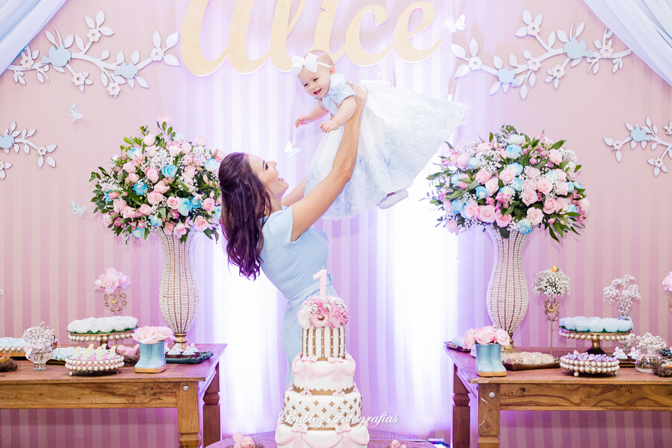 Festa de aniversario infantil de menina linda. A Alice comemorou seu primeiro aninho brincando e se divertindo muito. A decoração delicada estava perfeita. As fotos foram feiras pela fotografa especializada em festa infantil Rose Babicz de Maringa.