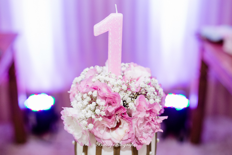 Festa de aniversario infantil de menina linda. A Alice comemorou seu primeiro aninho brincando e se divertindo muito. A decoração delicada estava perfeita. As fotos foram feiras pela fotografa especializada em festa infantil Rose Babicz de Maringa.