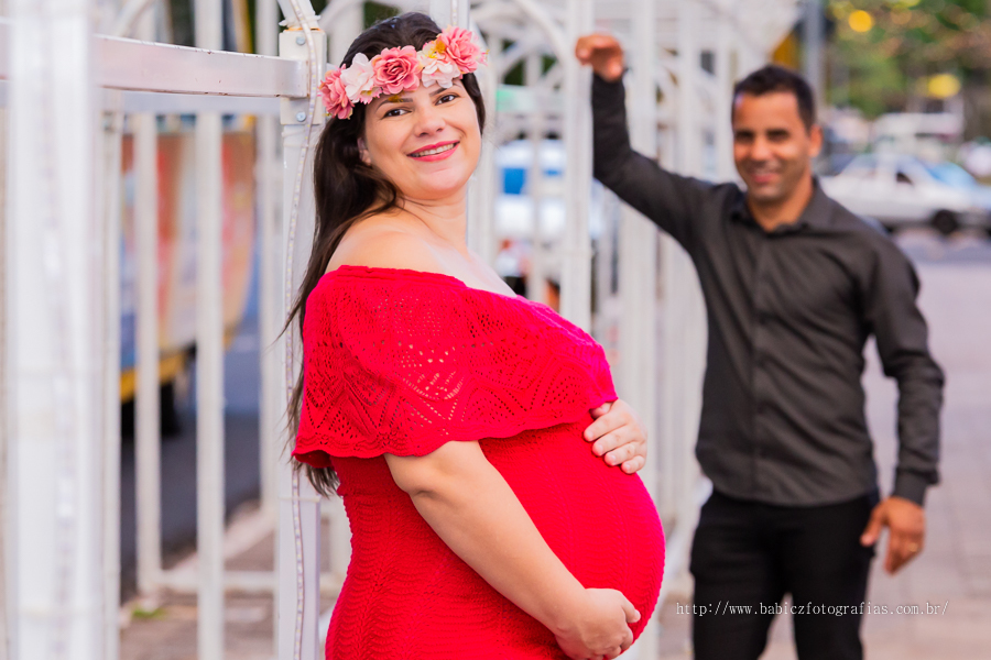 Foto de mulher gravida com seu esposo, em um ensaio fotográfico de gestante. Clicks feito pela Rose Babicz em Maringá - Pr. 