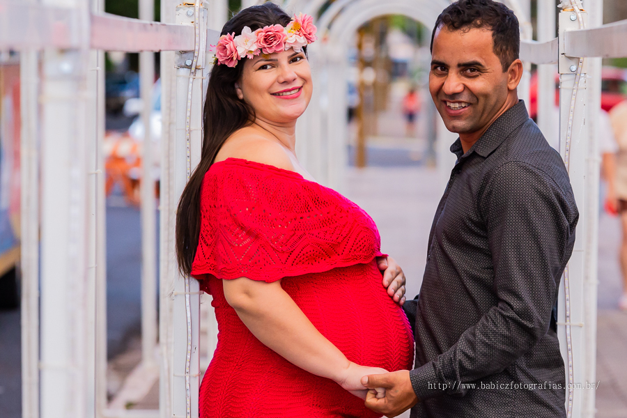 Foto de mulher gravida com seu esposo, em um ensaio fotográfico de gestante. Fotografias feitas feita Rose Babicz em Maringá - Pr. 