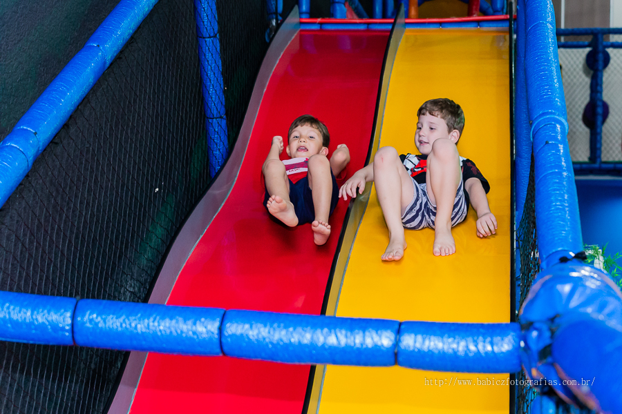 Festa infantil de aniversario lindo para comemorar 5 aninhos do Miguel, no diverkids em Maringa. Foi fotografado por Rose Babicz da empresa Babicz Fotografias da cidade de Maringa.