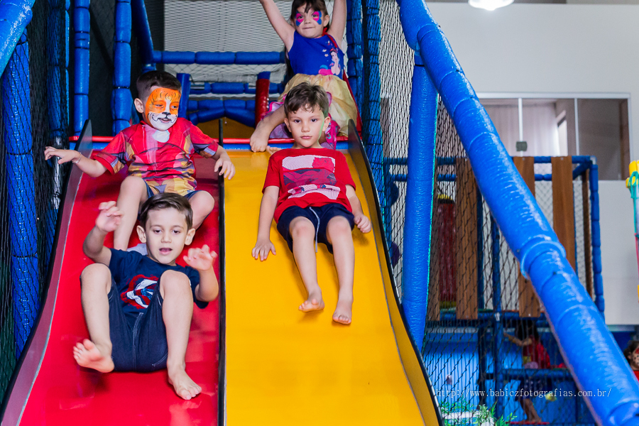 Festa infantil de aniversario lindo para comemorar 5 aninhos do Miguel, no diverkids em Maringa. Foi fotografado por Rose Babicz da empresa Babicz Fotografias da cidade de Maringa.
