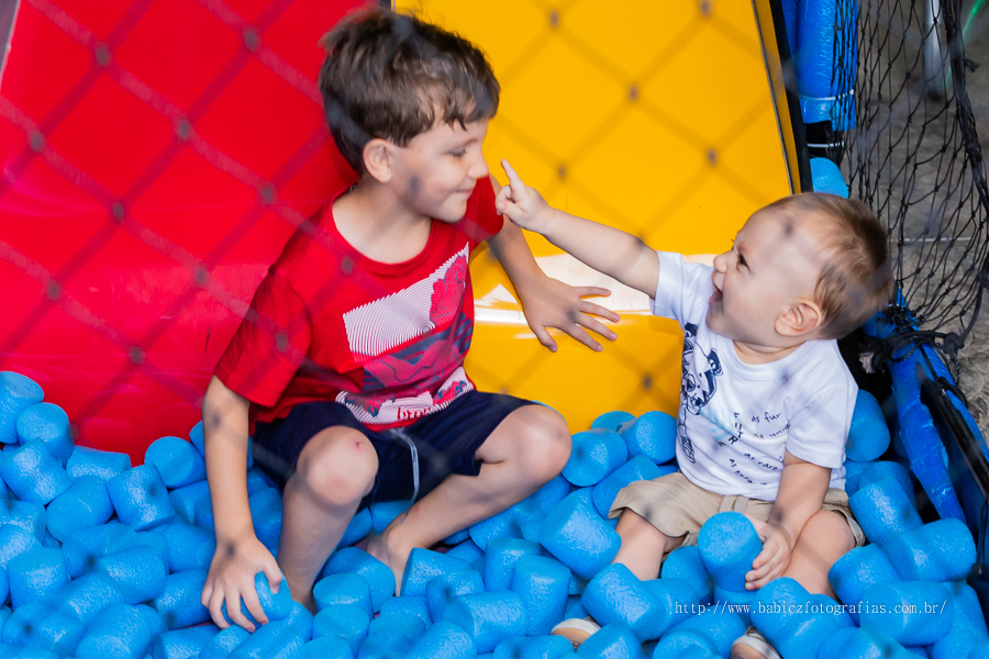 Festa infantil de aniversario lindo para comemorar 5 aninhos do Miguel, no diverkids em Maringa. Foi fotografado por Rose Babicz da empresa Babicz Fotografias da cidade de Maringa.