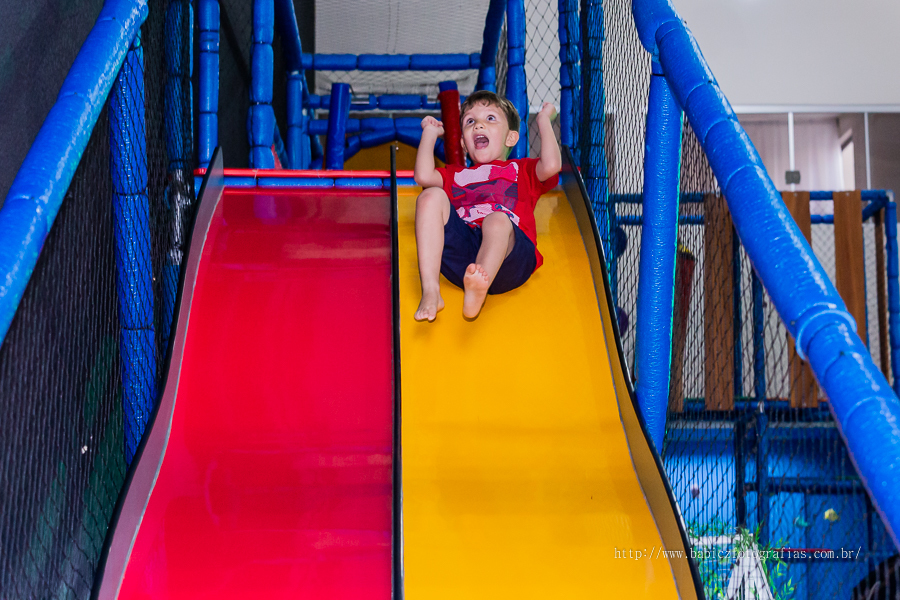 Festa infantil de aniversario lindo para comemorar 5 aninhos do Miguel, no diverkids em Maringa. Foi fotografado por Rose Babicz da empresa Babicz Fotografias da cidade de Maringa.