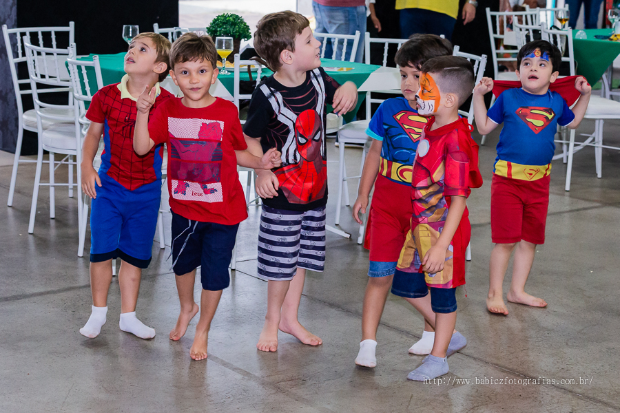 Festa infantil de aniversario lindo para comemorar 5 aninhos do Miguel, no diverkids em Maringa. Foi fotografado por Rose Babicz da empresa Babicz Fotografias da cidade de Maringa.