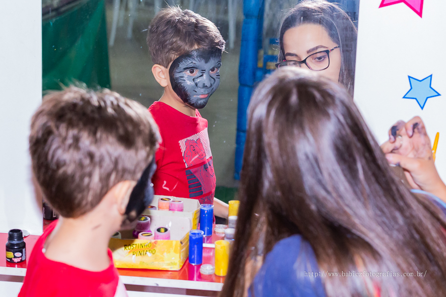 Festa infantil de aniversario lindo para comemorar 5 aninhos do Miguel, no diverkids em Maringa. Foi fotografado por Rose Babicz da empresa Babicz Fotografias da cidade de Maringa.