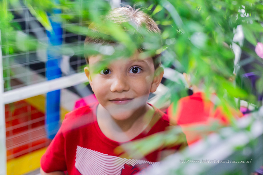 Festa infantil de aniversario lindo para comemorar 5 aninhos do Miguel, no diverkids em Maringa. Foi fotografado por Rose Babicz da empresa Babicz Fotografias da cidade de Maringa.
