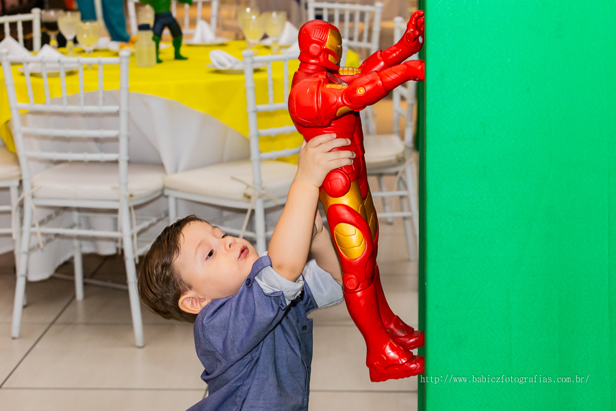 Fotografia do aniversariante brindo, sua festa com decoração da liga da justiça e vingadores no Jungle Frends em Maringá.