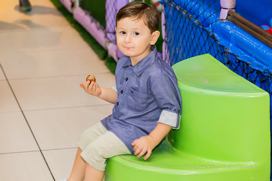 Fotografia do aniversariante brindo, sua festa com decoração da liga da justiça e vingadores no Jungle Frends em Maringá.