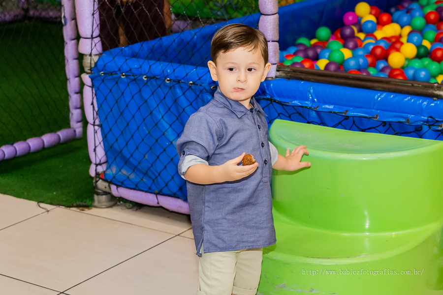 Fotografia do aniversariante brindo, sua festa com decoração da liga da justiça e vingadores no Jungle Frends em Maringá.