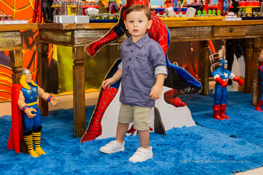 Fotografia do aniversariante Theo na sua festa linda Infantil com decoração da liga da justiça e vingadores no Jungle Frends em Maringá.