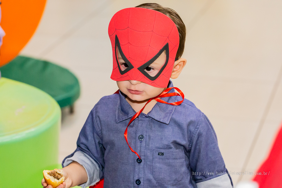 Fotografia do aniversariante brindo, sua festa com decoração da liga da justiça e vingadores no Jungle Frends em Maringá.