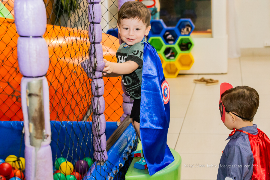 Fotografia do aniversariante brindo, sua festa com decoração da liga da justiça e vingadores no Jungle Frends em Maringá.