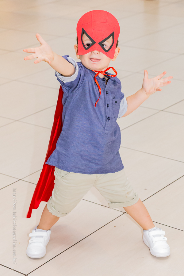 Fotografia do aniversariante brindo, sua festa com decoração da liga da justiça e vingadores no Jungle Frends em Maringá.