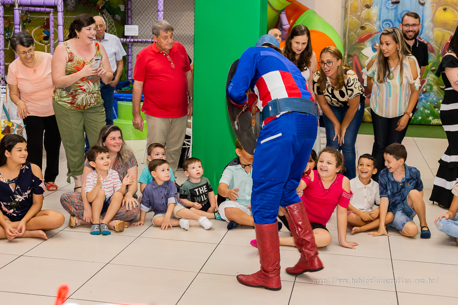 Fotografia  dos personagens da liga da justiça e vingadores na feita para comemorar o 2 aninho do Theo  no buffet em Maringá. 
