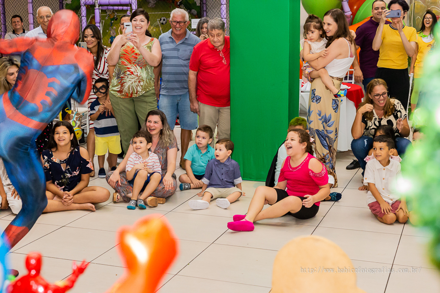 Fotografia  dos personagens da liga da justiça e vingadores na feita para comemorar o 2 aninho do Theo  no buffet em Maringá. 