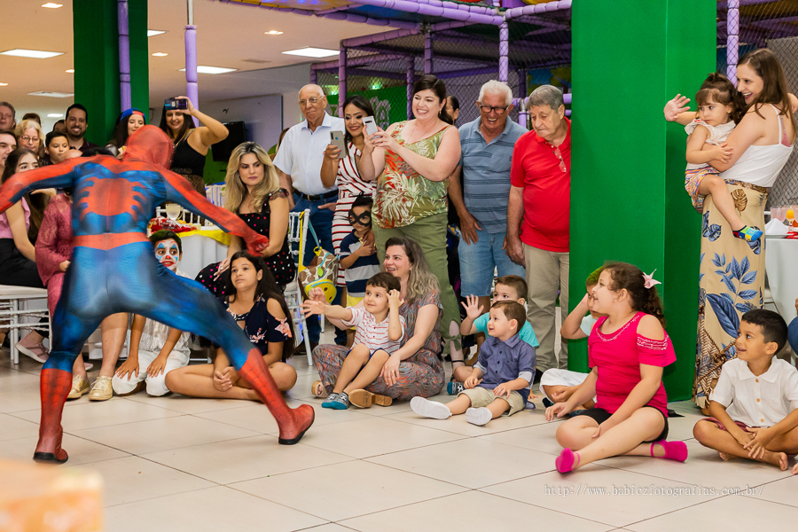 Fotografia  dos personagens da liga da justiça e vingadores na feita para comemorar o 2 aninho do Theo  no buffet em Maringá. 