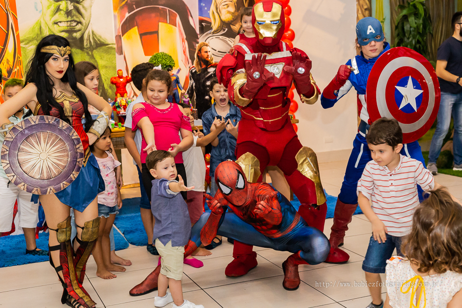 Fotografia  dos personagens da liga da justiça e vingadores na feita para comemorar o 2 aninho do Theo  no buffet em Maringá. 