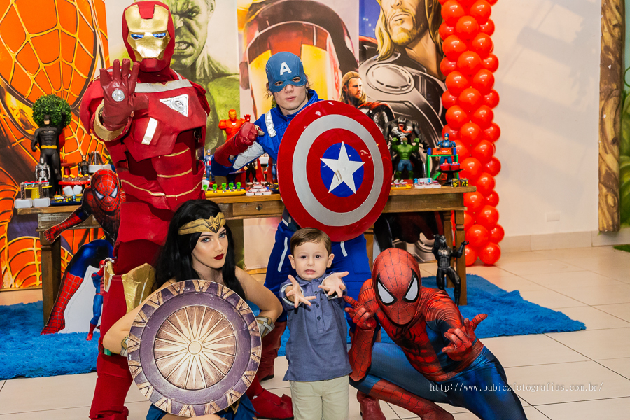 Fotografia do aniversariante Théo de 2 anos com os personagens da liga da justiça e vingadores no buffet em Maringá. 