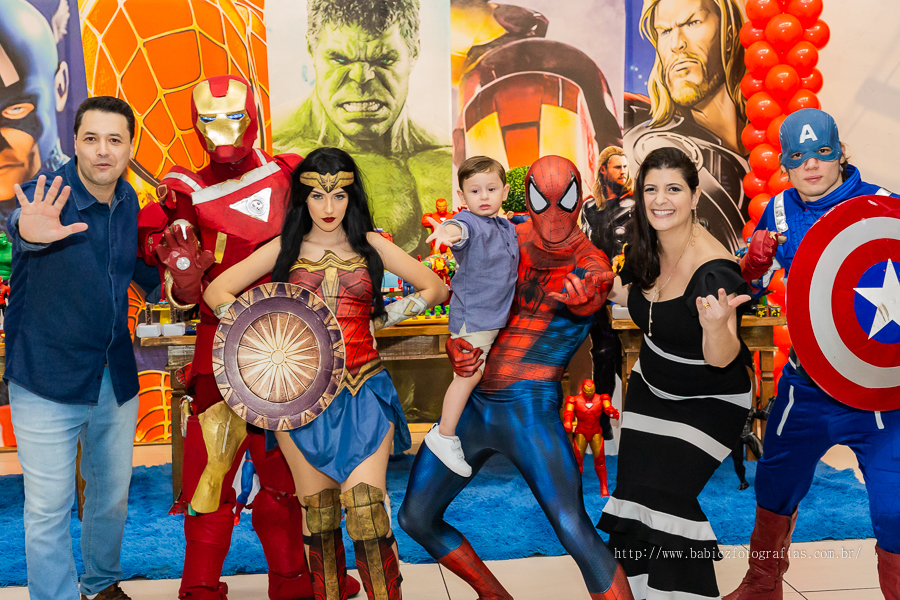 Fotografia do aniversariante Théo de 2 anos com os personagens da liga da justiça e vingadores no buffet em Maringá. 