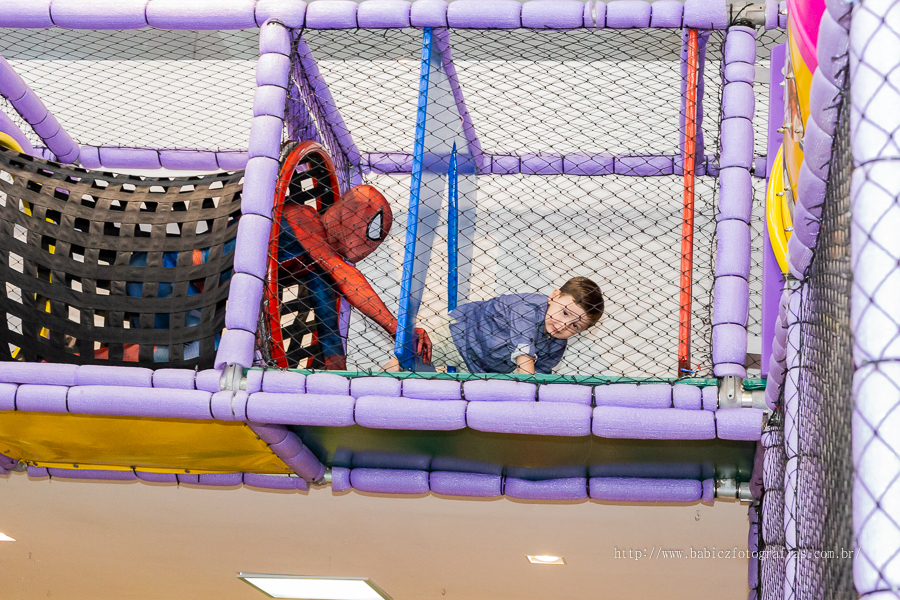 Fotografia do aniversariante Théo com os pais junto com os personagens da liga da justiça e vingadores no buffet Jungle em Maringá. 