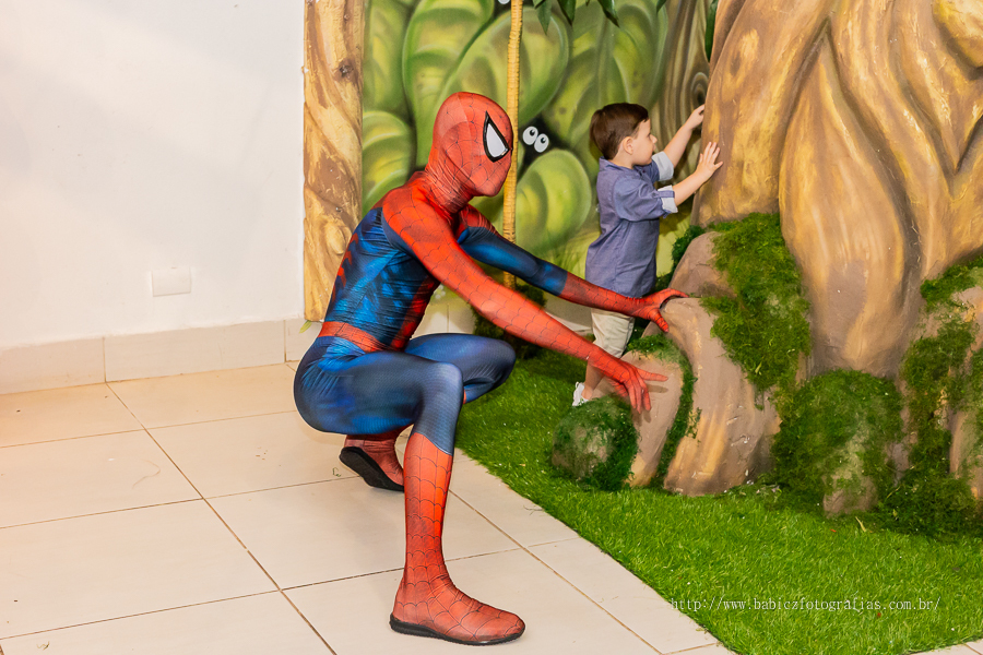 Fotografia do aniversariante Théo com os pais junto com os personagens da liga da justiça e vingadores no buffet Jungle em Maringá. 